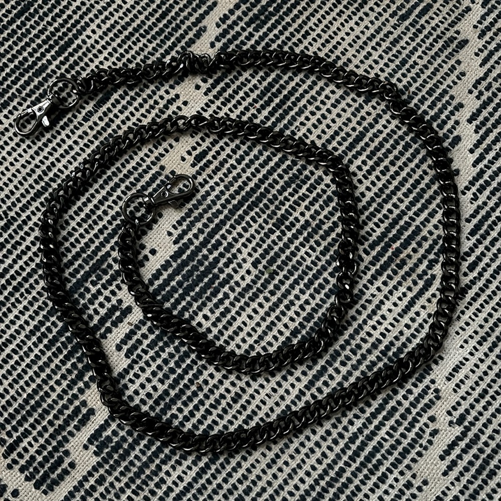 Dark silver metallic chain with clippers